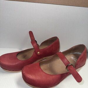 Dansko XP 2.0 Red Mary Jane Women's Leather Clog Shoes. Size 8.5